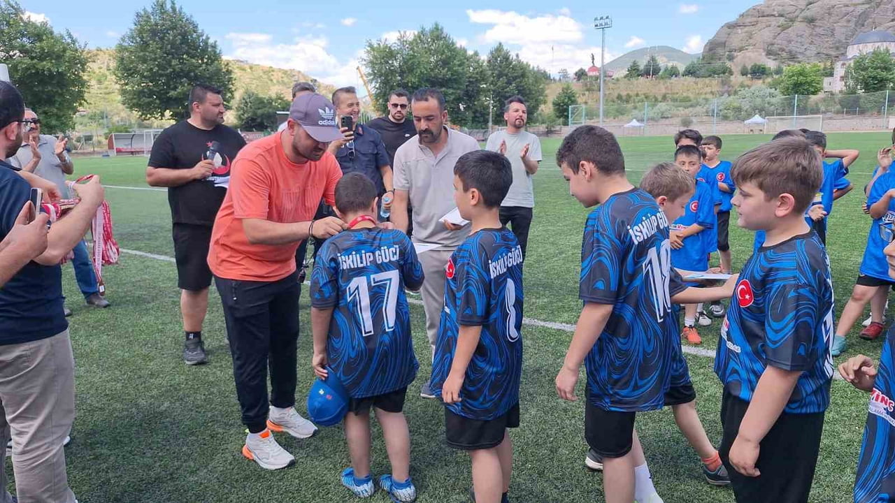 ÇORUM'UN İSKİLİP İLÇESİNDE İLKOKUL ÖĞRENCİLERİ ARASINDA DÜZENLENEN FUTBOL TURNUVASINDA TER DÖKEN...