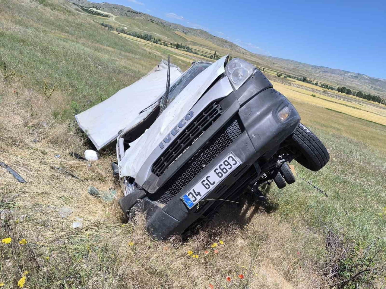 ÇORUM'UN SUNGURLU İLÇESİNDE ŞARAMPOLE DEVRİLEN KAMYONETTEKİ 2 KİŞİ YARALANDI.