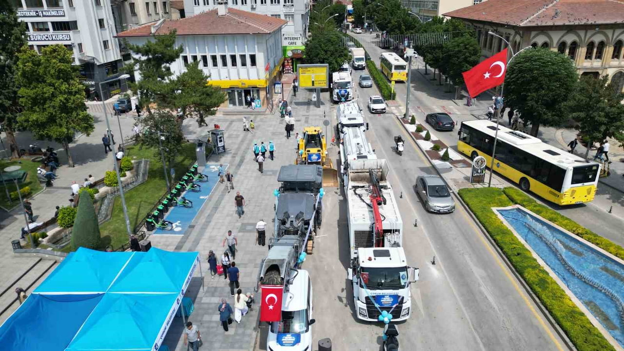 ÇORUM BELEDİYESİ ENVANTERİNE KAZANDIRDIĞI YENİ ARAÇLAR DRONLA HAVADAN GÖRÜNTÜLENDİ
