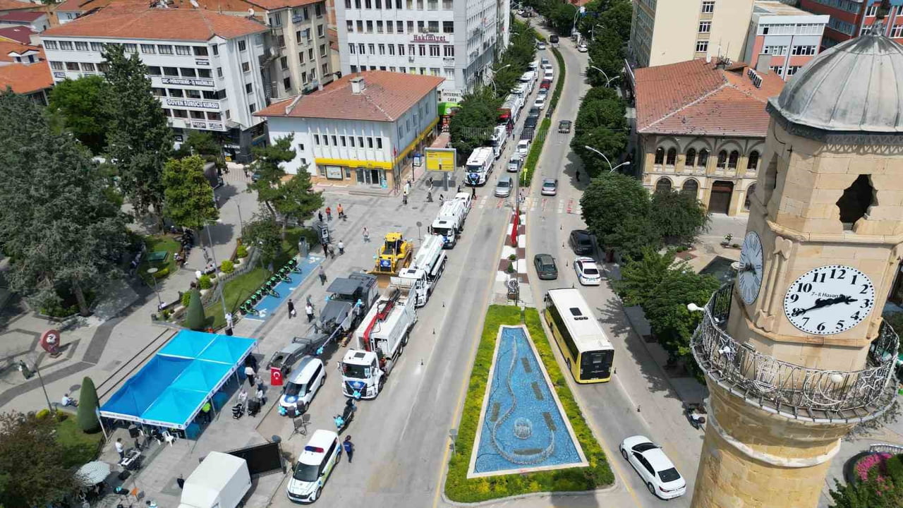 ÇORUM BELEDİYESİ ENVANTERİNE KAZANDIRDIĞI YENİ ARAÇLAR DRONLA HAVADAN GÖRÜNTÜLENDİ