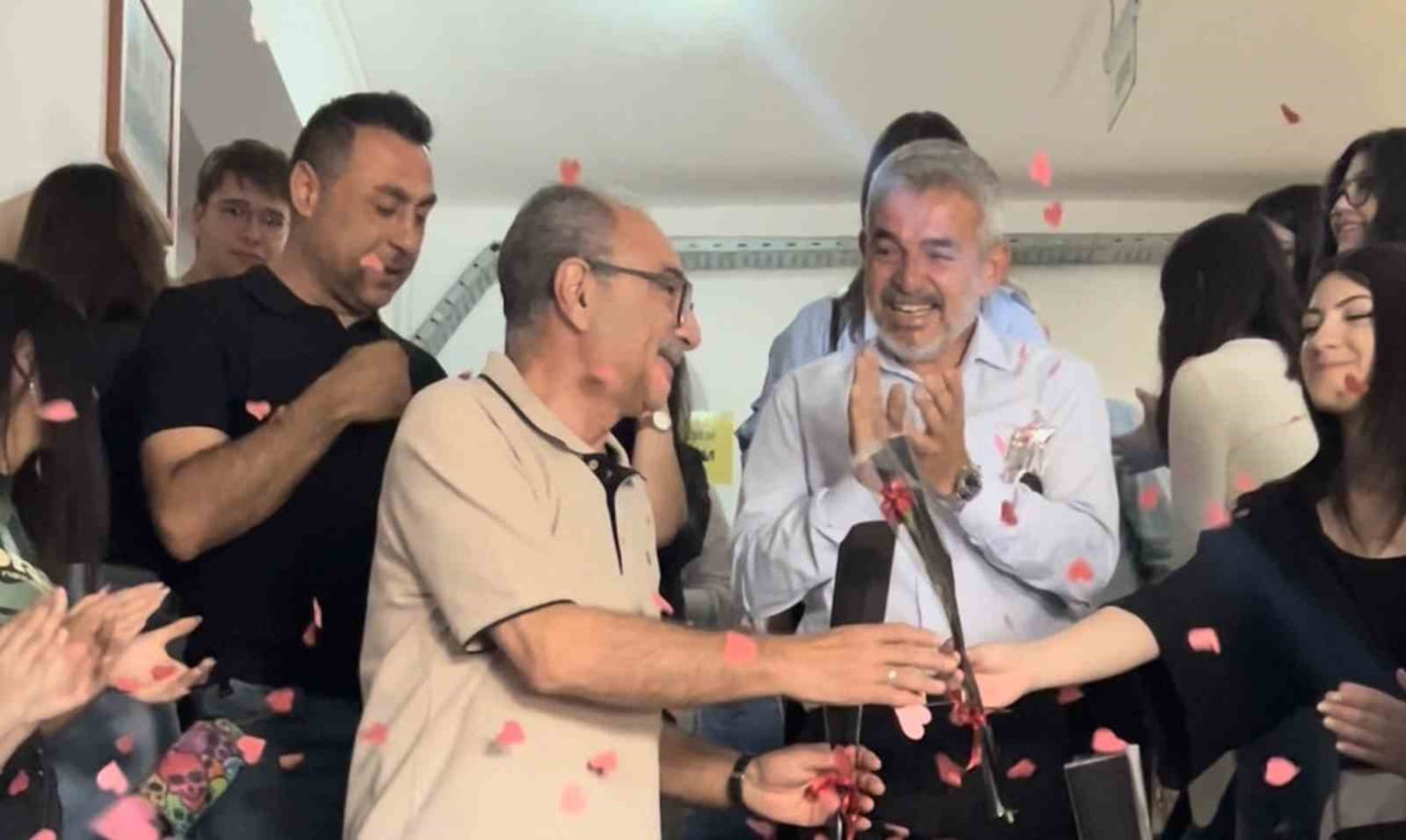 ÇORUM’DA 40 YILLIK MESLEK HAYATINI NOKTALAYARAK EMEKLİLİĞİNE ADIM ATAN ÖĞRETMEN, KARNE GÜNÜ...