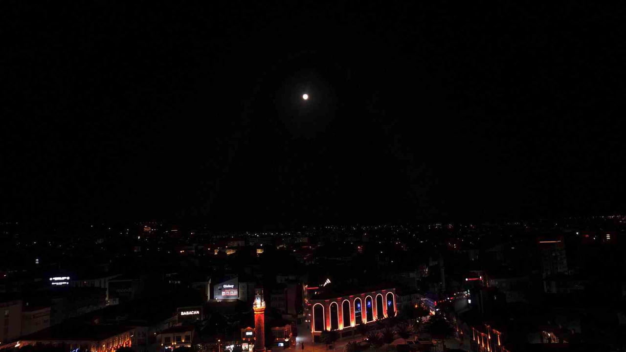 ÇORUM’DA GECE SAATLERİNDE GÖKYÜZÜNDE BELİREN "ÇİLEK DOLUNAY" DRON İLE GÖRÜNTÜLENDİ.