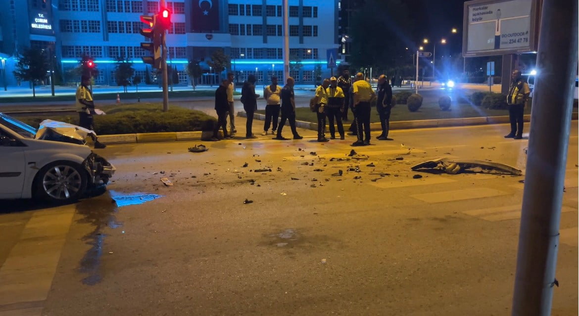 ÇORUM’DA KIRMIZI IŞIKTA BEKLEYEN OTOMOBİLE ARKADAN ÇARPAN ARACIN SÜRÜCÜSÜ, OTOMOBİLİ OLAY YERİNDE...