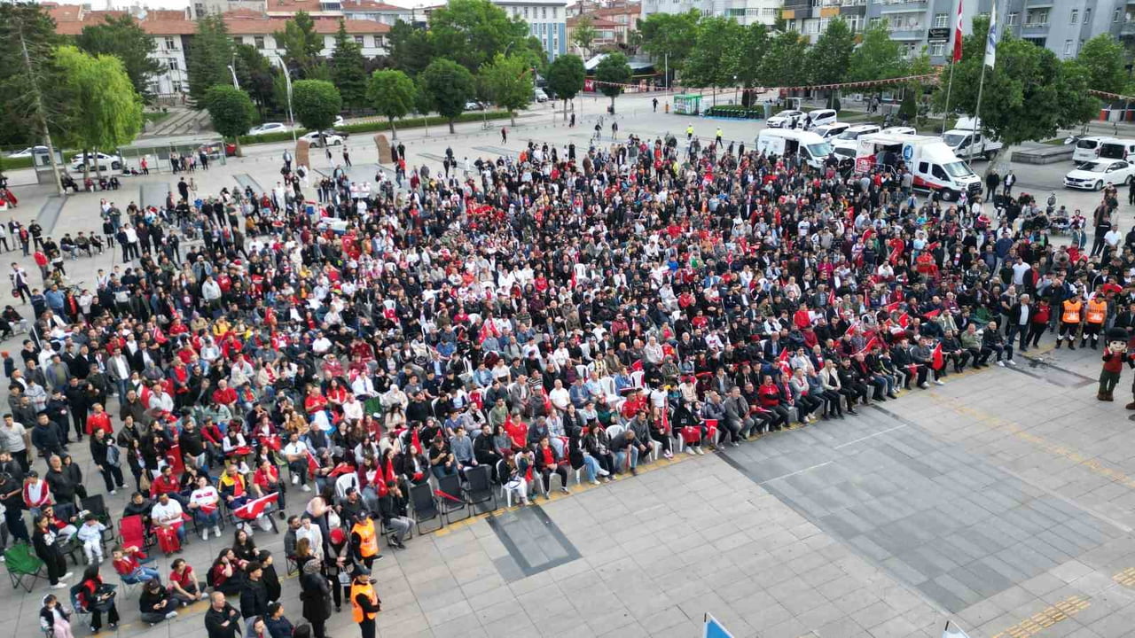 ÇORUM’DA YÜZLERCE VATANDAŞLAR, A MİLLİ FUTBOL TAKIMI'NIN 2026 DÜNYA KUPASI'NDAKİ İLK MAÇINI DEV...