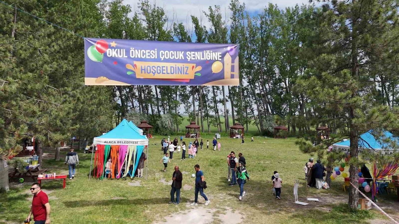 ÇORUM’UN ALACA İLÇESİNDE DÜZENLENEN "AİLEMLE EĞİTİM YOLCULUĞU" ŞENLİĞİ, ÇOCUKLAR VE AİLELERİNİ...