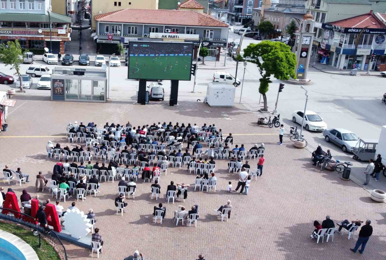 ÇORUM’UN ALACA İLÇESİNDE VATANDAŞLAR, A MİLLİ FUTBOL TAKIMI'NIN 2026 DÜNYA KUPASI'NDAKİ İLK MAÇINI...