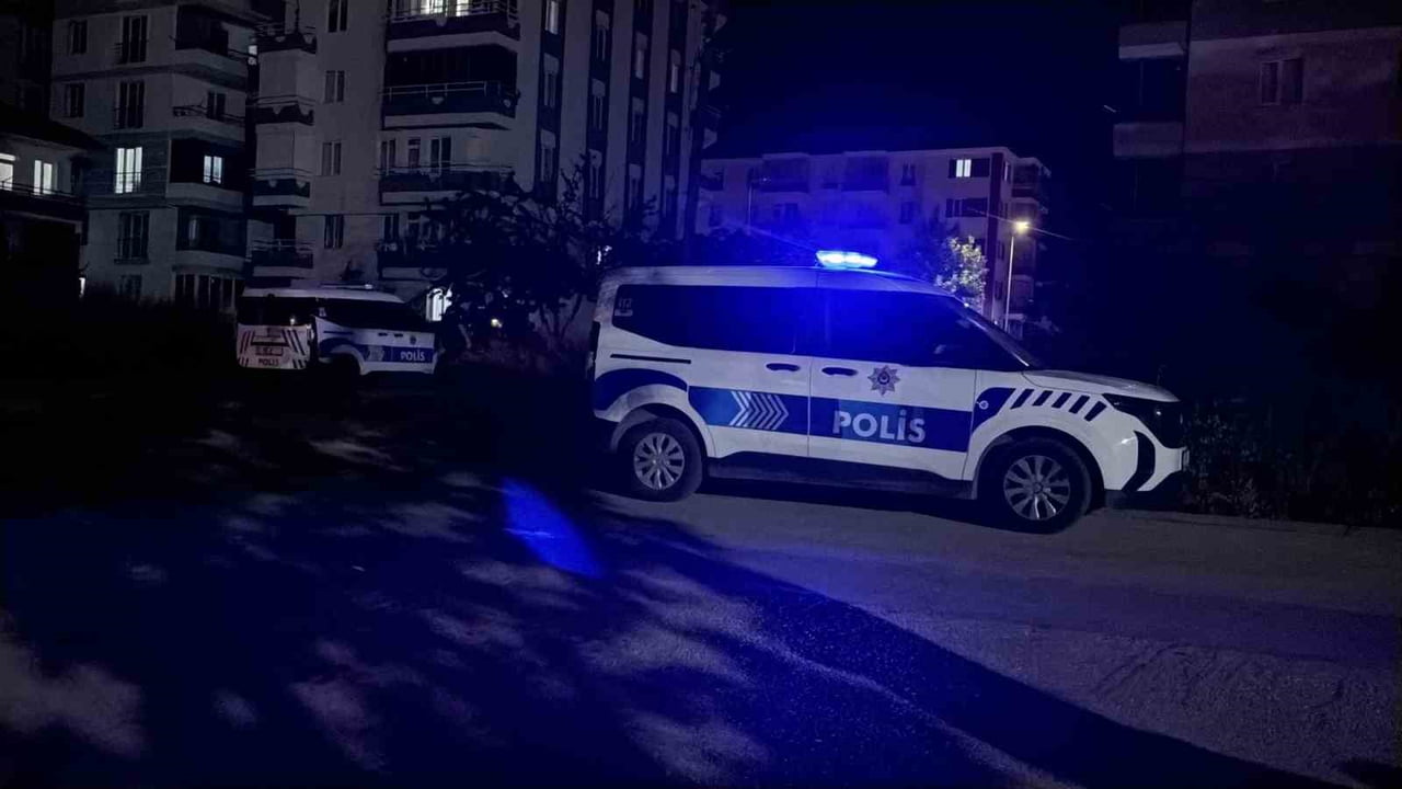 ÇORUM2DA İKİ GRUP ARASINDA ÇIKAN KAVGA NETİCESİNDE 2 KİŞİ YARALANDI EKİPLER OLAY YERİNDE GEREKLİ...