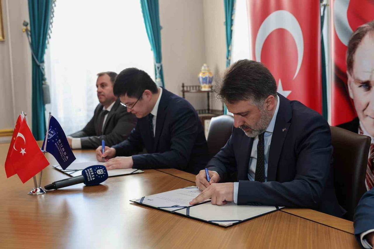 CRRC ZHUZHOU LOCOMOTİVE TÜRKİYE GENEL MÜDÜRÜ ZHANG WENFENG VE BURSA BÜYÜKŞEHİR BELEDİYESİ BAŞKAN...