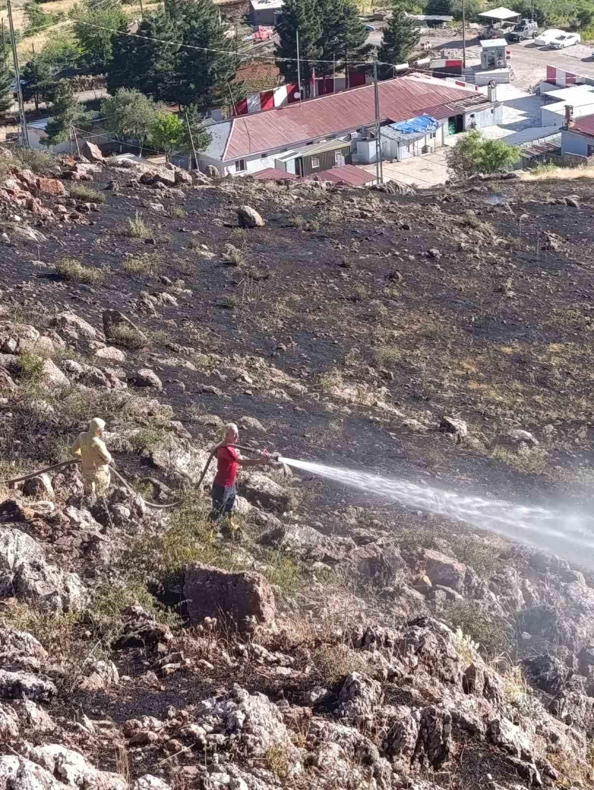 ÇUKURCA KÖYÜ YAKINLARINDA ÇIKAN YANGIN, EKİPLERİN VE VATANDAŞLARIN MÜDAHALESİYLE KONTROL ALTINA...