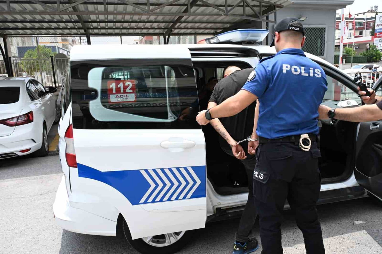 ÇUKUROVA ULUSLARARASI HAVALİMANI'NA İNİŞ YAPAN UÇAKTAKİ YOLCULAR ARASINDA BULUNAN VE ULUSLARARASI...