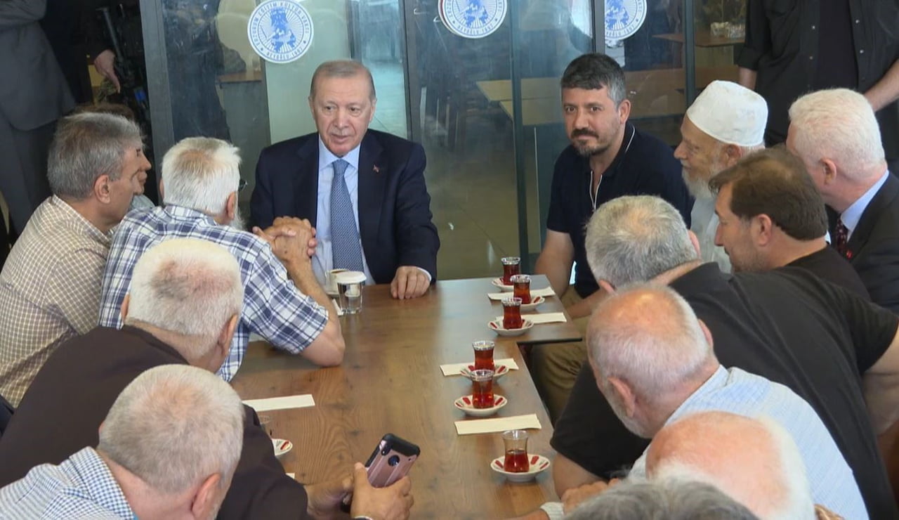 CUMHURBAŞKANI ERDOĞAN BEYOĞLU’NDA VATANDAŞLARLA BULUŞTU