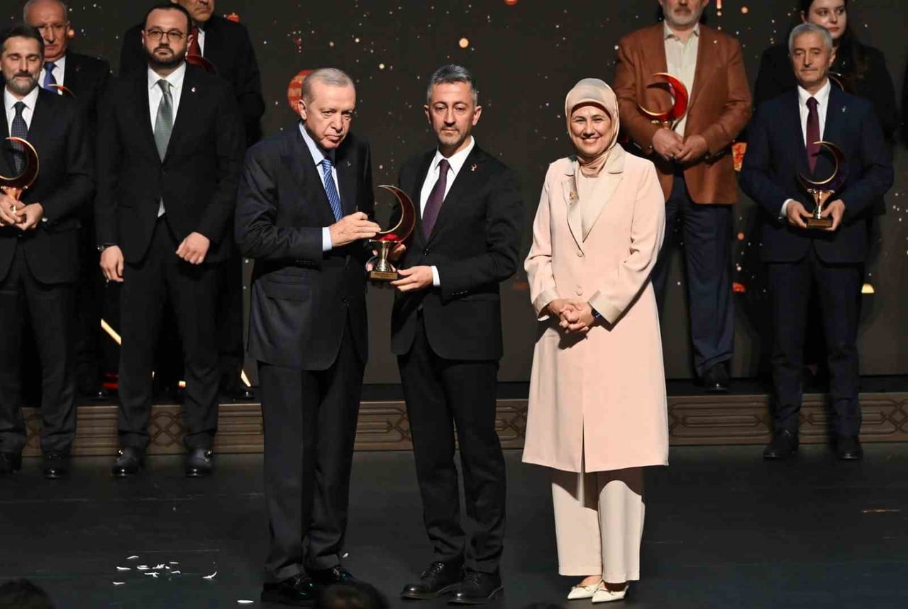 CUMHURBAŞKANI RECEP TAYYİP ERDOĞAN, TÜRK KIZILAY TARAFINDAN DÜZENLENEN ÖDÜL TÖRENİNDE KARDEMİR’E...