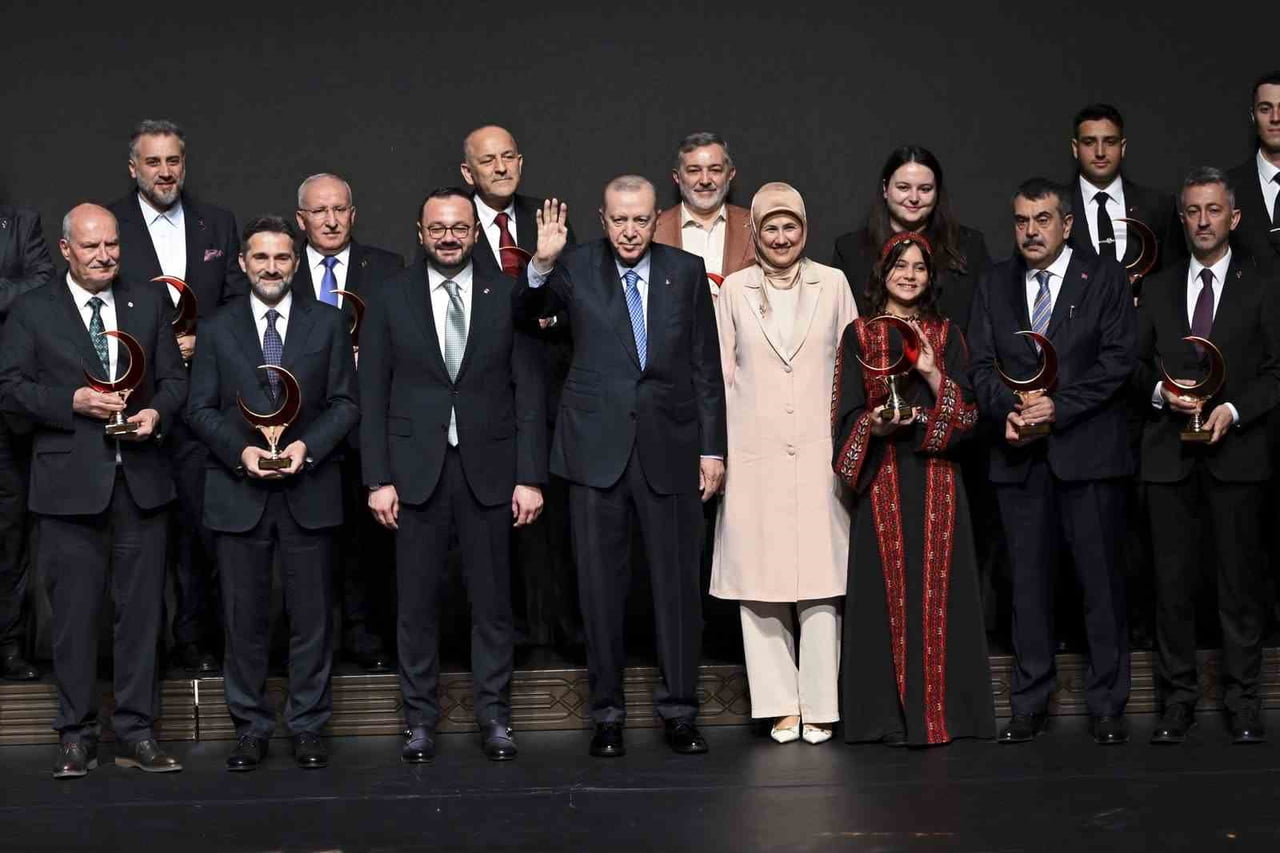 CUMHURBAŞKANI RECEP TAYYİP ERDOĞAN, TÜRK KIZILAY TARAFINDAN DÜZENLENEN ÖDÜL TÖRENİNDE KARDEMİR’E...