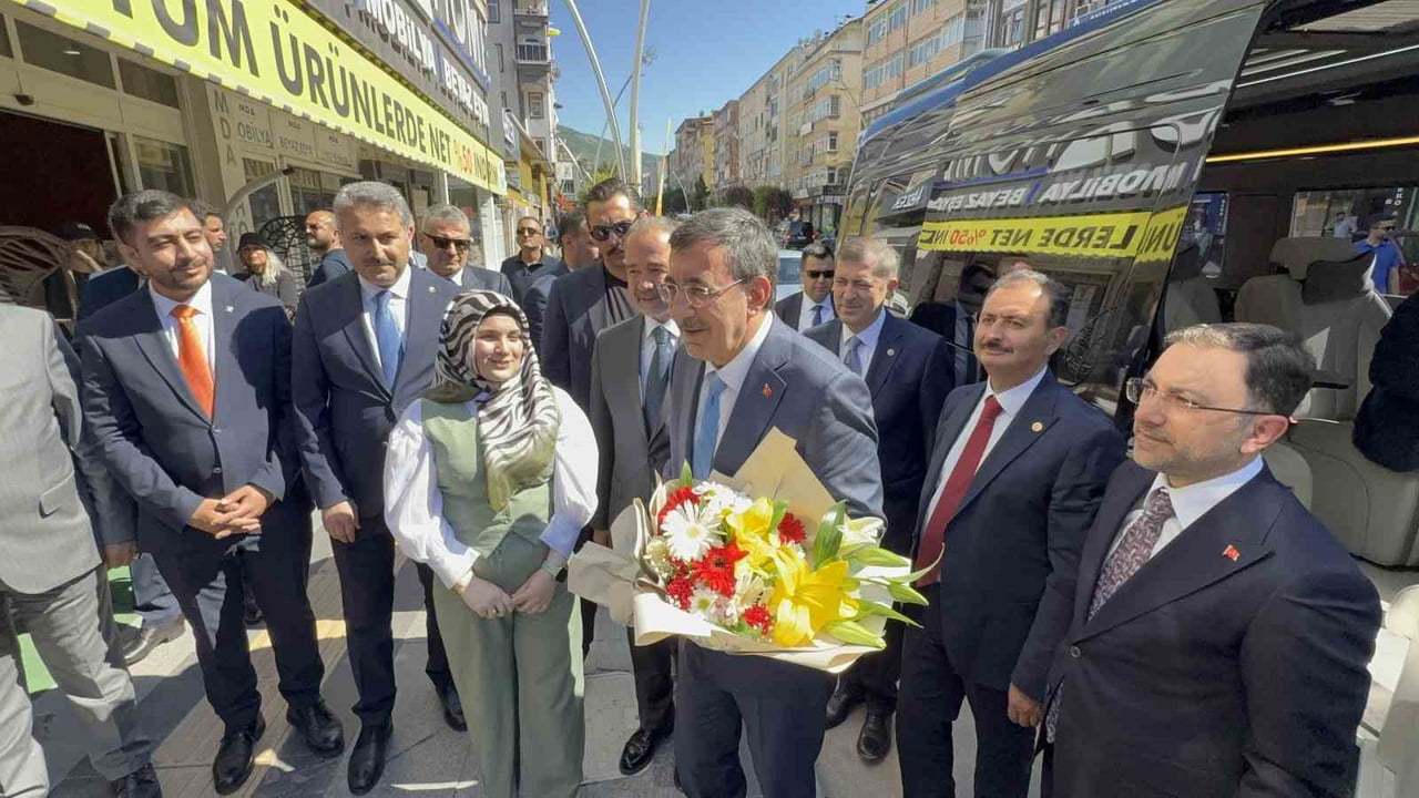 CUMHURBAŞKANI YARDIMCISI CEVDET YILMAZ, ÇEŞİTLİ PROGRAM VE ZİYARETLERE KATILMAK ÜZERE GELDİĞİ...