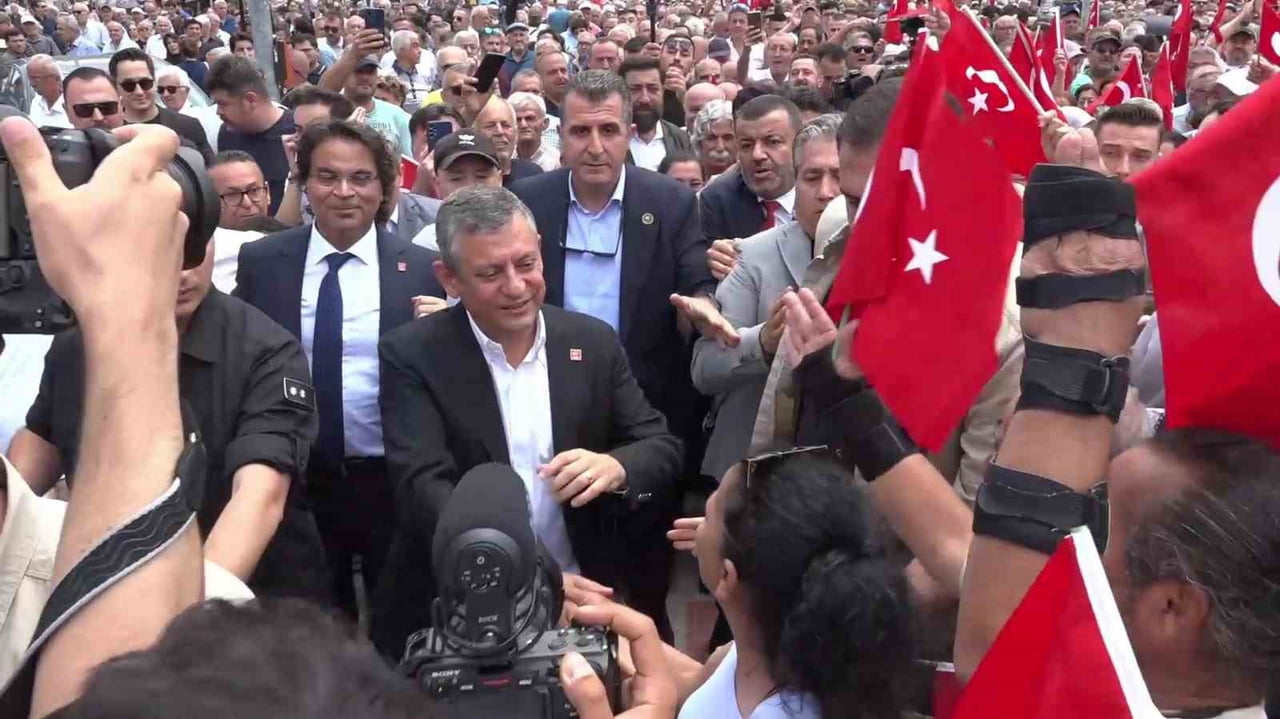 CUMHURİYET HALK PARTİSİ (CHP) GRUP BAŞKANI ÖZGÜR ÖZEL, DENİZLİ ZİYARETİ KAPSAMINDA KENT MEYDANINDA...