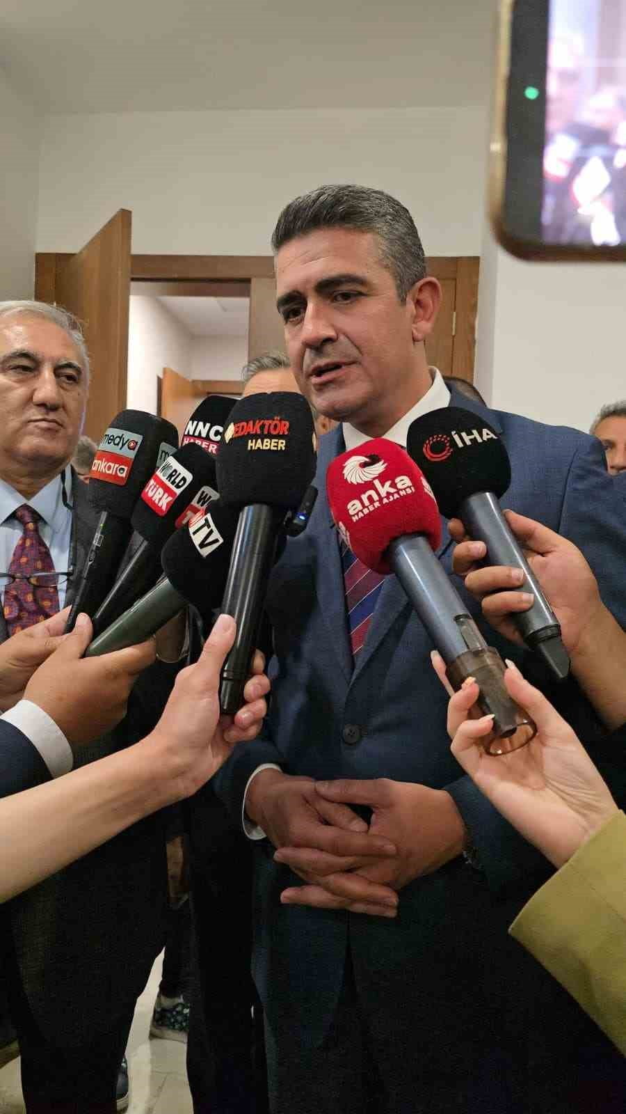 CUMHURİYET HALK PARTİSİ’NDEN (CHP) AYRILARAK AK PARTİ’YE GEÇEN HAYMANA BELEDİYE BAŞKANI LEVENT...