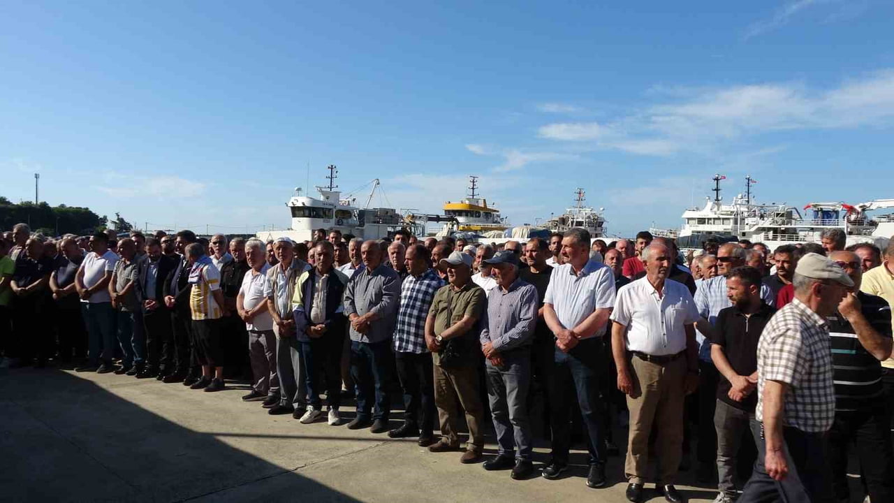 CÜNEYT VARLIK İÇİN YOROZ FENER MAHALLESİ YALI CAMİİ'NDE İKİNDİ NAMAZINI MÜTEAKİP CENAZE NAMAZI...