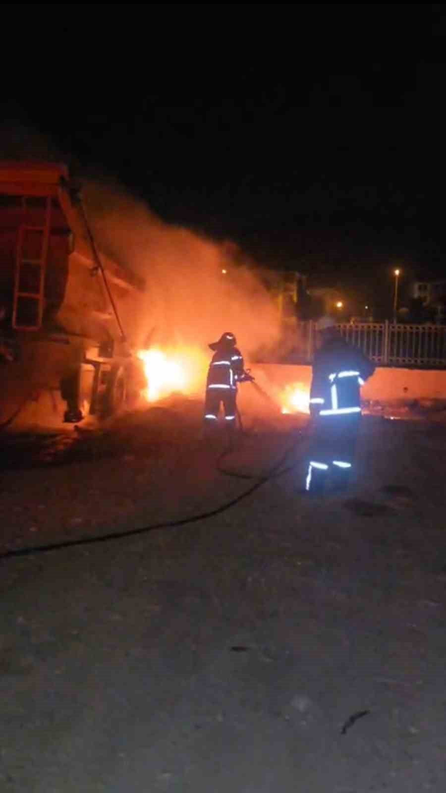 CVR AYANCIK’TA TIR DORSESİNDE YANGIN PANİĞİ (FOTOĞRAFLI) MURAT ÇALIŞKAN SİNOP (İHA) - SİNOP’UN...