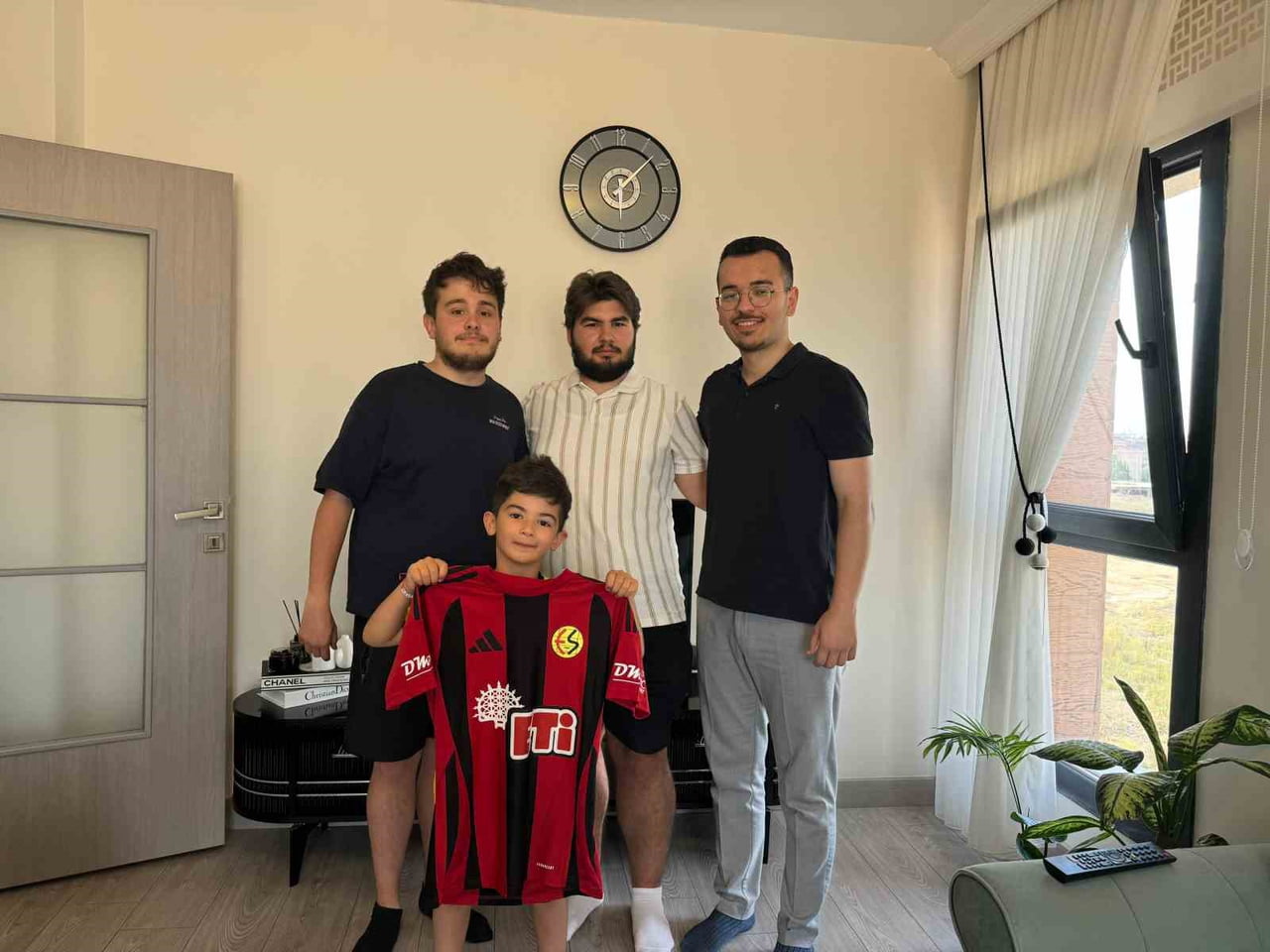 DAHA ÖNCE SU TABANCASI ALMAK İÇİN BİRİKTİRDİĞİ PARAYI ESKİŞEHİRSPOR’A BAĞIŞLAYARAK GÜNDEM OLAN...