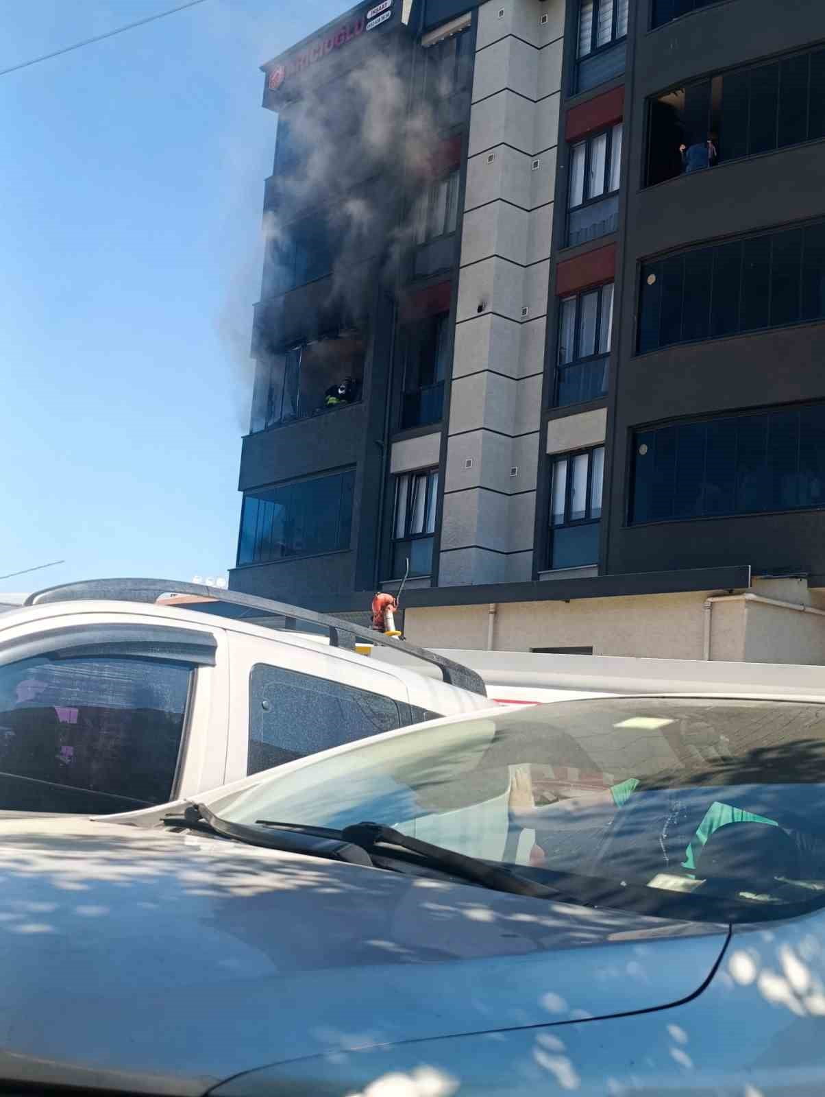 DAİREDEN YÜKSELEN DUMANLARI GÖREN VATANDAŞLAR DURUMU İTFAİYE EKİPLERİNE BİLDİRDİ. KISA SÜREDE OLAY...