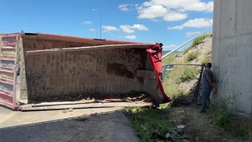 Damperi açılan kamyon köprüye çarptı: 1 ölü