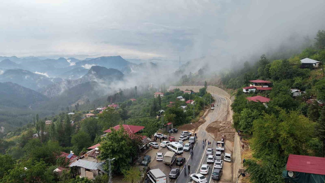 DANA'NIN FEKE VE KOZAN İLÇELERİNİ BİRBİRİNE BAĞLAYAN KARAYOLUNDA, METEOROLOJİ'NİN SARI KODLU...