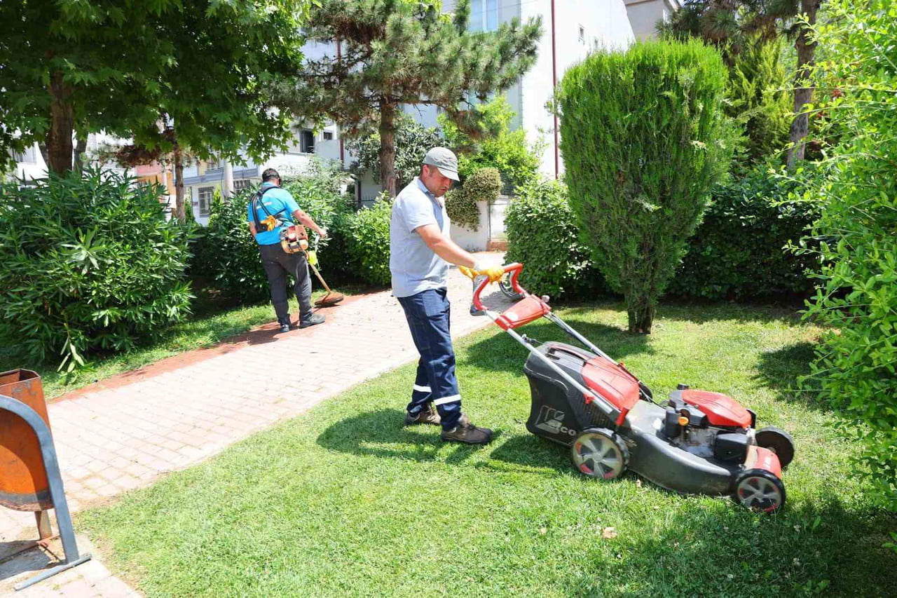 DARICA'DA BAŞLATILAN YAZ TEMİZLİK ÇALIŞMASI, OSMANGAZİ MAHALLESİ'NDE YAKLAŞIK 100 PERSONELİN...