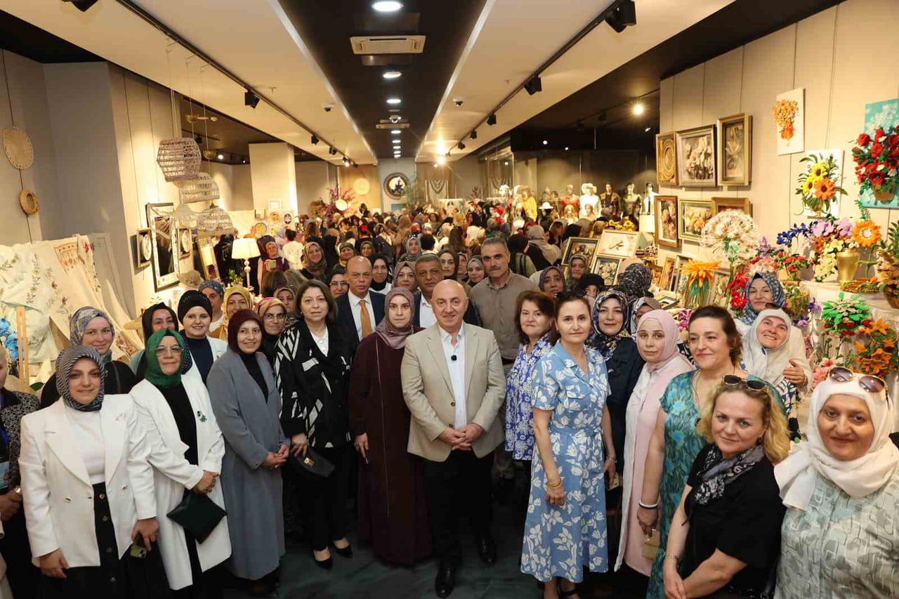 DARICA'DA BELEDİYE BÜNYESİNDEKİ KURSİYER KADINLARIN BİR YILLIK EL EMEĞİ ÜRÜNLERİNDEN OLUŞAN...