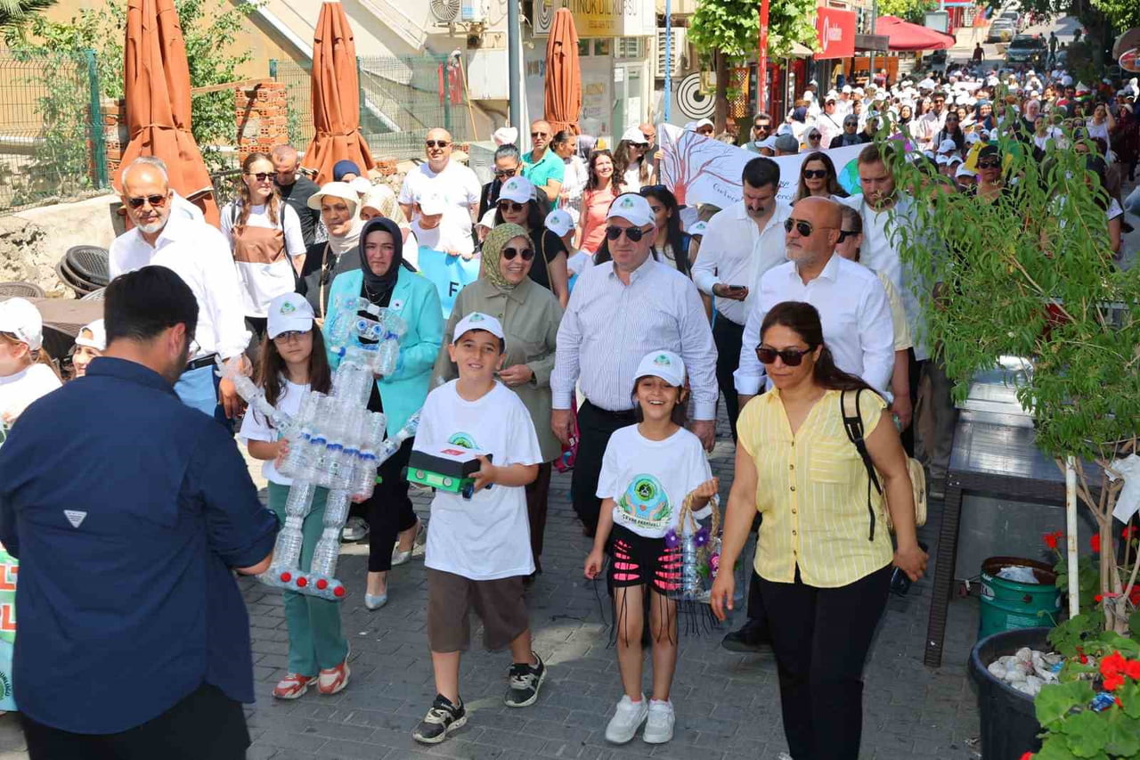 DARICA'DA ÇEVRE BİLİNCİNİ ARTIRMAK AMACIYLA DÜZENLENEN FESTİVALDE, ÖĞRENCİLERİN ATIK...