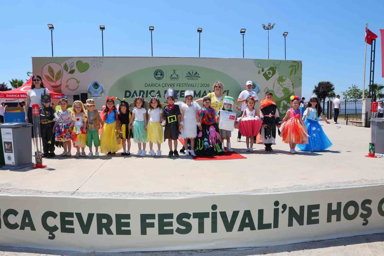 DARICA'DA ÇEVRE BİLİNCİNİ ARTIRMAK AMACIYLA DÜZENLENEN FESTİVALDE, ÖĞRENCİLERİN ATIK...