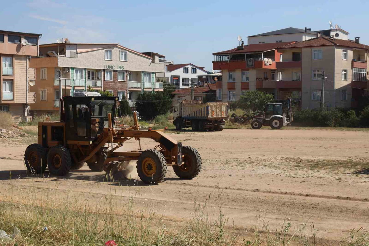 DARICA BELEDİYESİ, YAZ MEVSİMİNİN GELMESİYLE BİRLİKTE İLÇE GENELİNDE 100 PERSONEL VE ONLARCA...