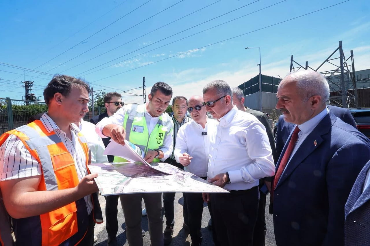 DARICA DUTLUK SOKAK’TAKİ ÜSTYAPI YENİLEME ÇALIŞMALARINI İNCELEYEN KOCAELİ BÜYÜKŞEHİR BELEDİYE...