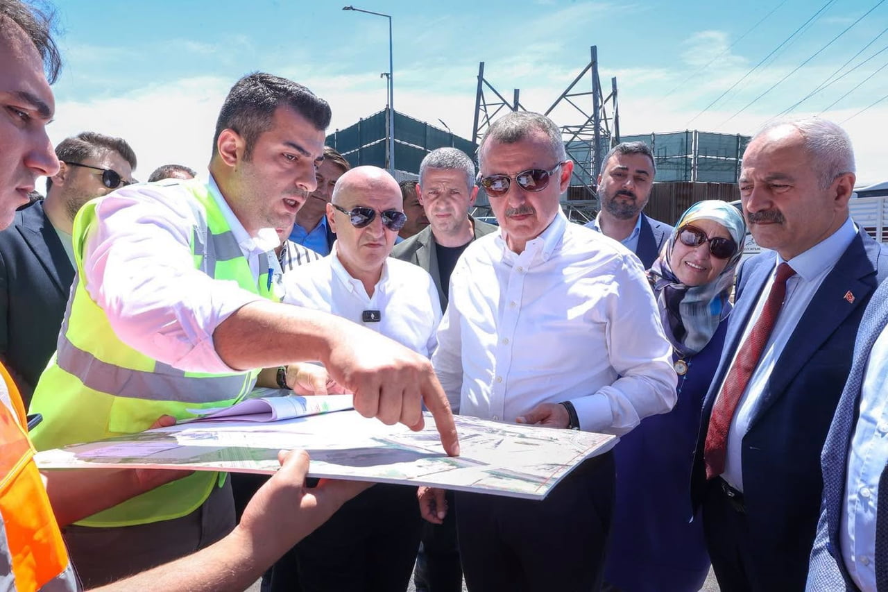 DARICA DUTLUK SOKAK’TAKİ ÜSTYAPI YENİLEME ÇALIŞMALARINI İNCELEYEN KOCAELİ BÜYÜKŞEHİR BELEDİYE...