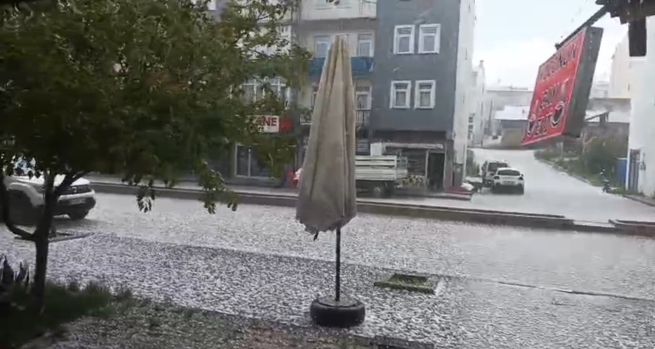 DEMİRÖZÜ'NDE DOLU YAĞIŞI ETKİLİ OLDU