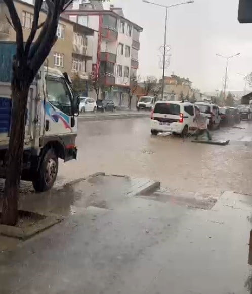 DEMİRÖZÜ’NDE SAĞANAK YAĞIŞ HAYATI OLUMSUZ ETKİLEDİ