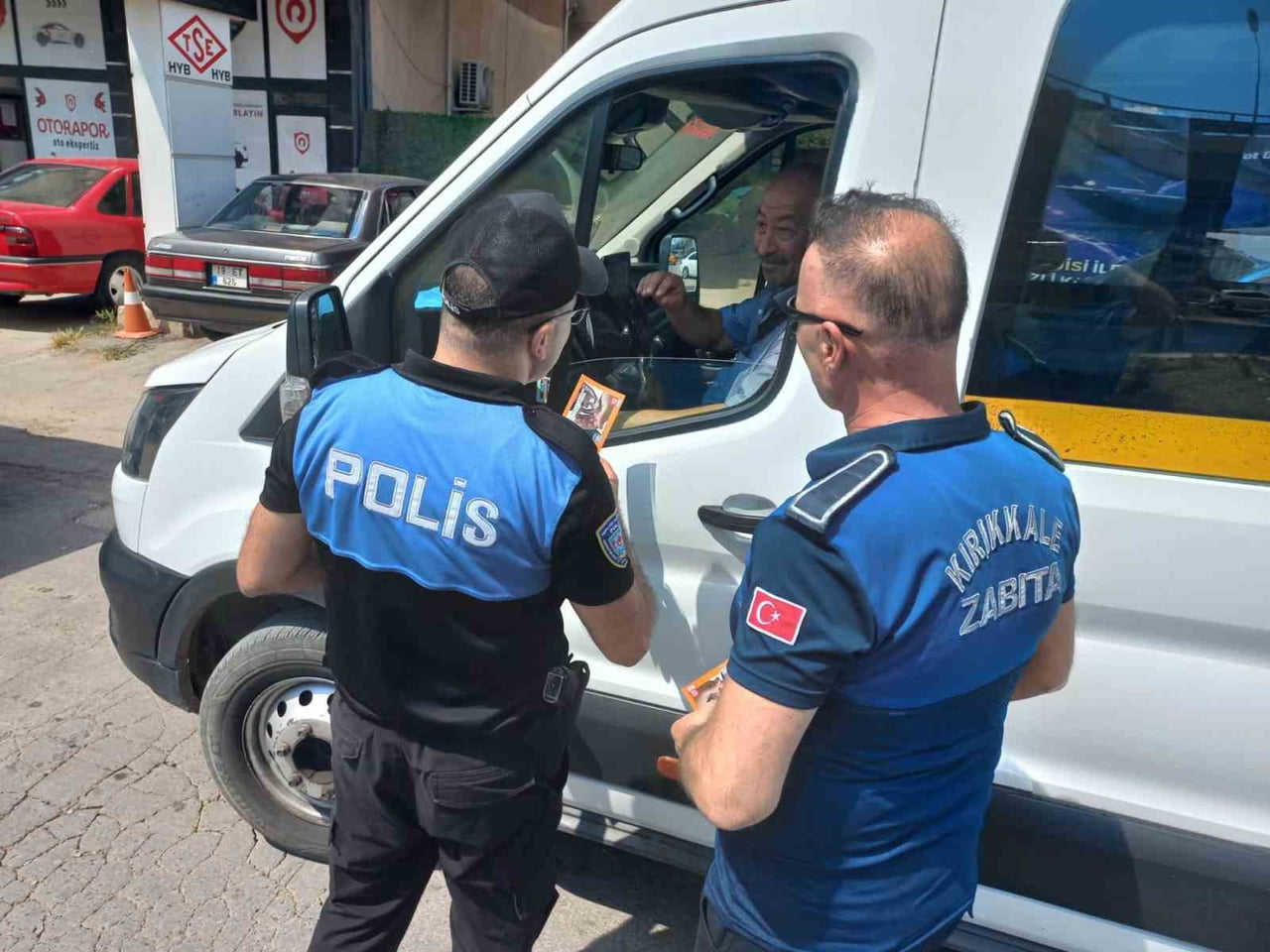 DENETİMLER SIRASINDA VATANDAŞLARA BİLGİLENDİRİCİ BROŞÜRLER DE DAĞITILDI.