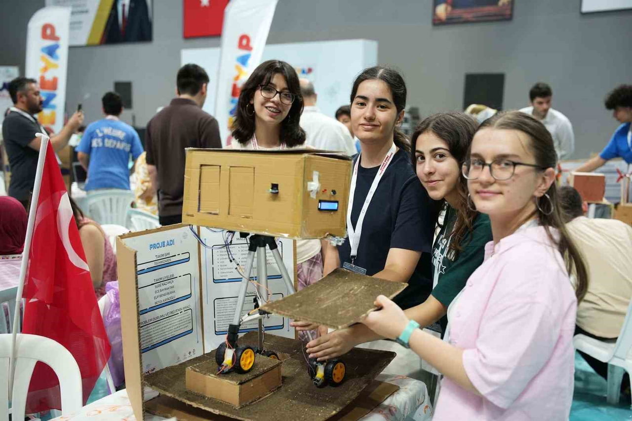 DENEYAP TEKNOLOJİ ATÖLYELERİ DÖNEM SONU PROJE ŞENLİĞİ’NDE 15 BİNİ AŞKIN ÖĞRENCİ PROJELERİNİ...