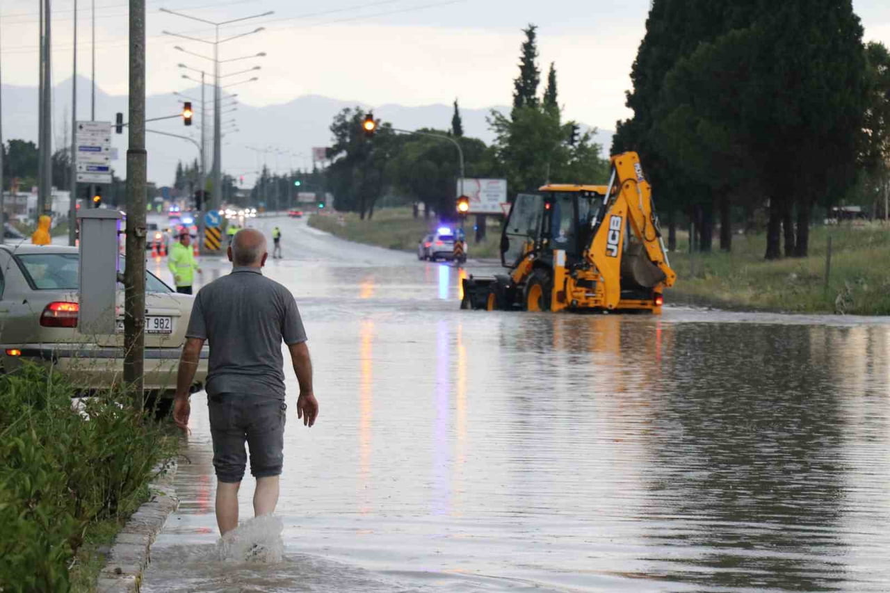 DENİZLİ'DE METEOROLOJİ GENEL MÜDÜRLÜĞÜ'NÜN UYARILARININ ARDINDAN AKŞAM SAATLERİNDE ANİDEN BASTIRAN...