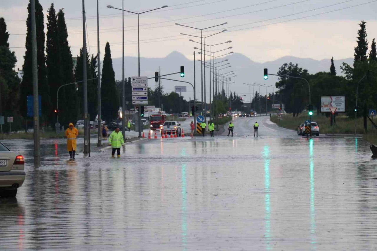 DENİZLİ'DE METEOROLOJİ GENEL MÜDÜRLÜĞÜ'NÜN UYARILARININ ARDINDAN AKŞAM SAATLERİNDE ANİDEN BASTIRAN...