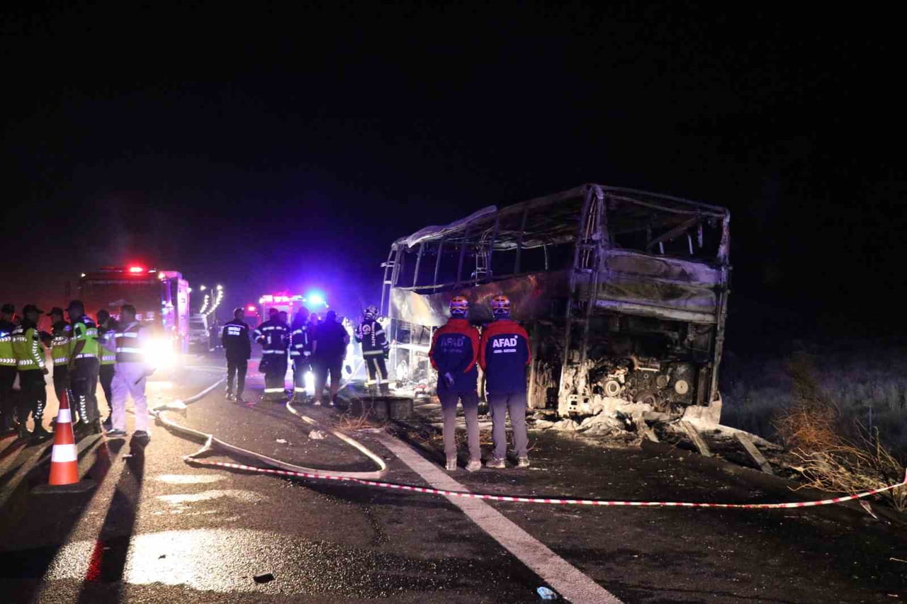 DENİZLİ'DE, PAMUKKALE TURİZM’E AİT YOLCU OTOBÜSÜNÜN BARİYERLERE ÇARPARAK YANMASI SONUCU BİRİ BEBEK...