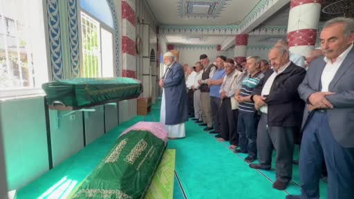 Denizli'deki otobüs faciasında hayatını kaybeden anne ve kızı İzmir'de toprağa verildi