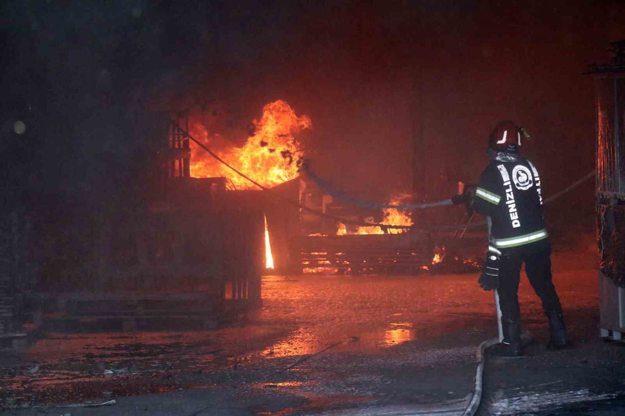DENİZLİ'NİN PAMUKKALE İLÇESİNDE KAUÇUK FABRİKASINI SARAN ALEVLERE MÜDAHALE SÜRÜYOR