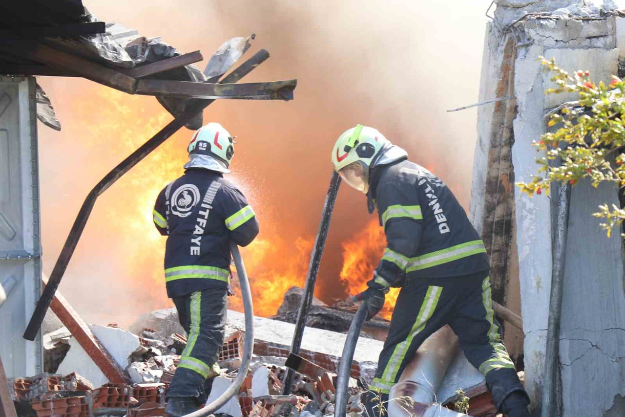 DENİZLİ'NİN PAMUKKALE İLÇESİNDE KAUÇUK FABRİKASINI SARAN ALEVLERE MÜDAHALE SÜRÜYOR