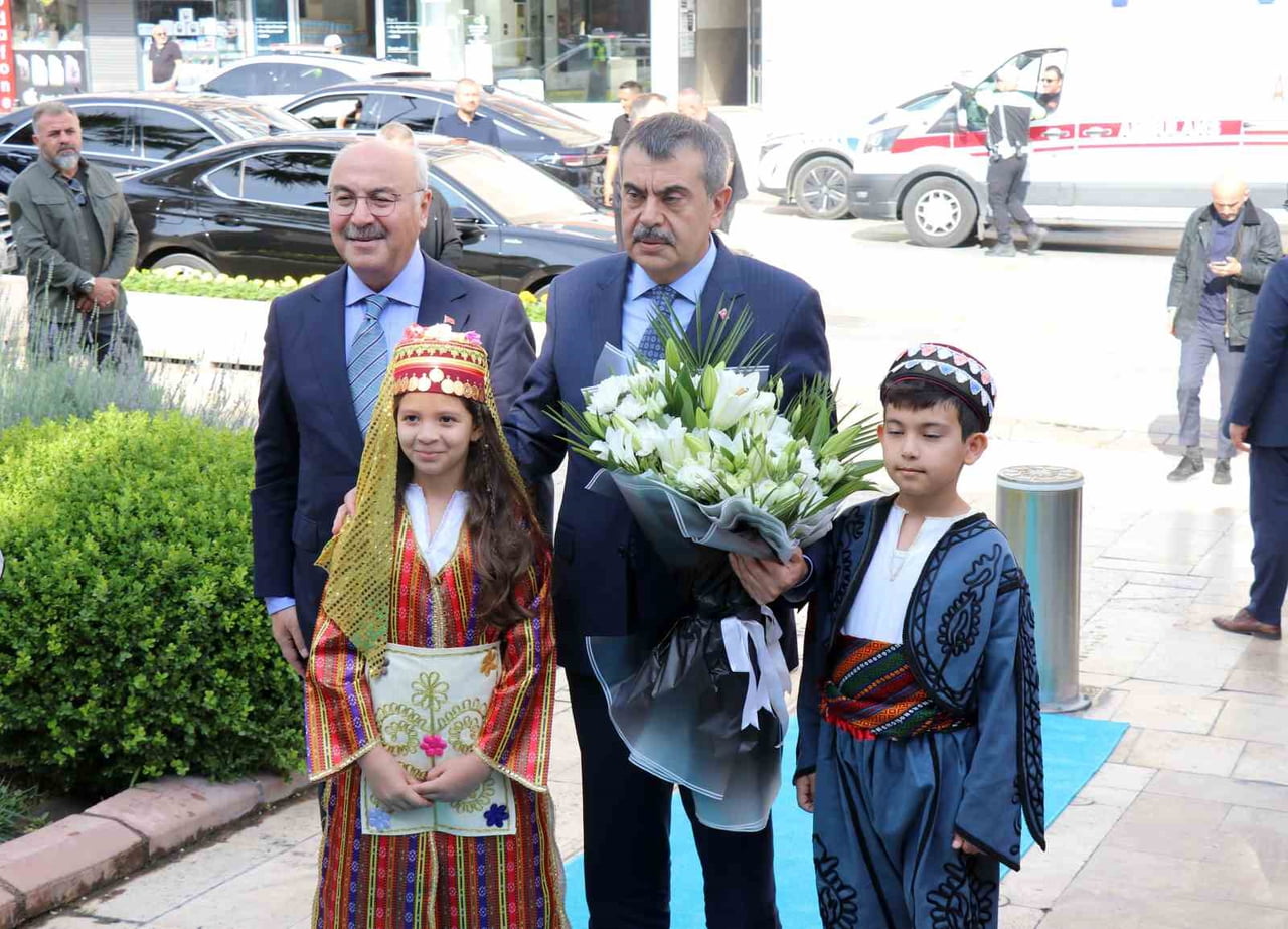 DENİZLİ'YE GELEN MİLLİ EĞİTİM BAKANI YUSUF TEKİN, İLK OLARAK VALİLİĞİ ZİYARET ETTİ.