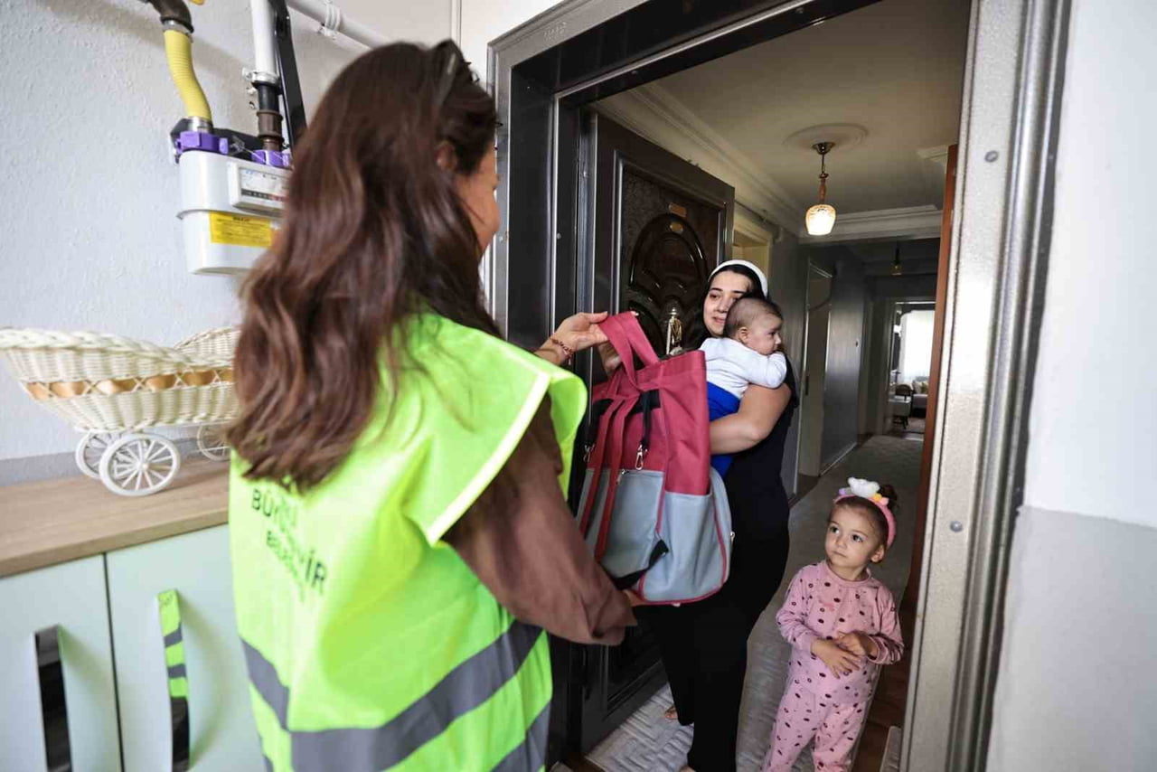 DENİZLİ BÜYÜKŞEHİR BELEDİYESİ, HAYAT PAHALILIĞINA KARŞI ANNE VE BABALARIN YANINDA YER ALMAYA DEVAM...