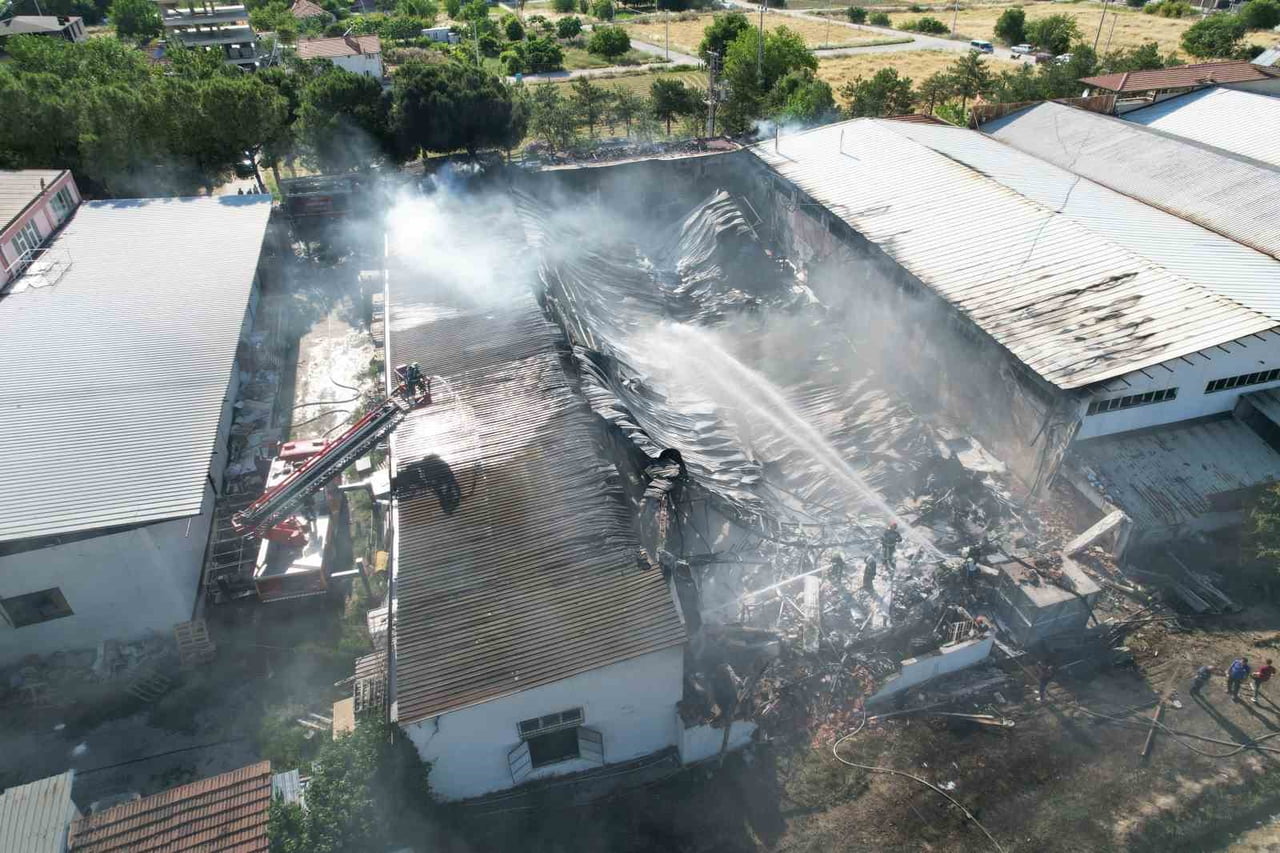 DENİZLİ’DE BİR KAUÇUK FABRİKASINDA ÇIKAN VE KİMYASAL MADDELERİN TUTUŞMASIYLA BÜYÜYEN YANGIN...