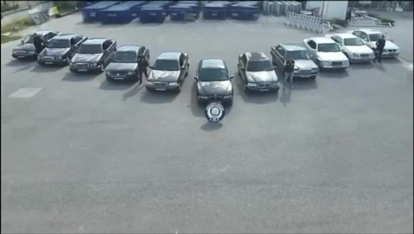 DENİZLİ’DE KAZALI LÜKS ARAÇLARI, BAŞKA ARAÇLARDAN ELDE EDİLEN PARÇALARLA PİYASAYA SÜRMEYE...