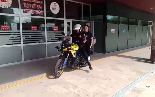 DENİZLİ’DE SINAVA GİRMEK İÇİN OKULA GELEN ANCAK KİMLİKLERİNİN YANLARINDA OLMADIĞINI FARK EDEN...