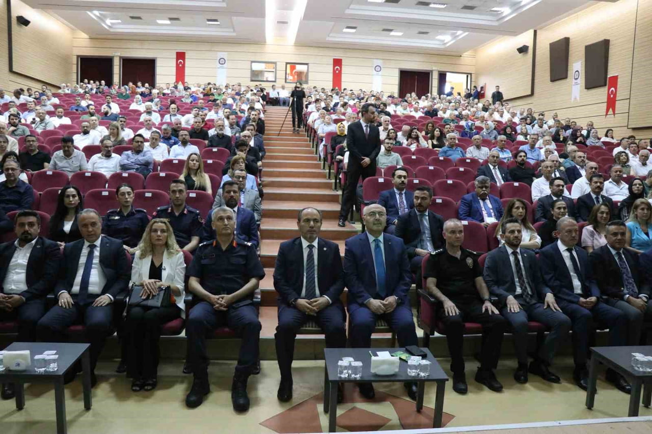 DENİZLİ EMNİYET MÜDÜRLÜĞÜ TARAFINDAN DÜZENLENEN UYUŞTURUCU VE KUMAR BAĞIMLILIĞI SEMİNERİNDE...