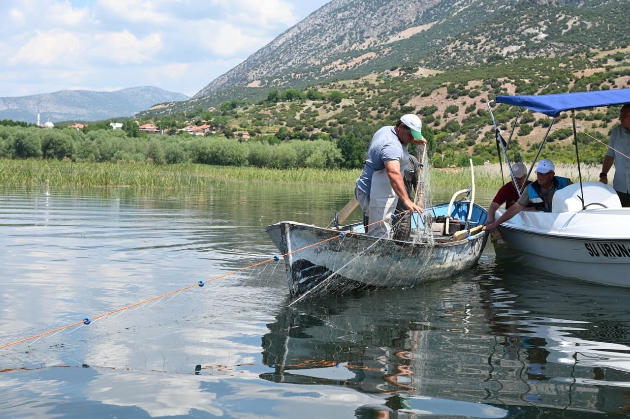 DENİZLİ İL TARIM VE ORMAN MÜDÜRLÜĞÜ EKİPLERİ, ÇİVRİL IŞIKLI BARAJ GÖLÜ’NDE SU ÜRÜNLERİ...